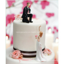 O noivo empresta uma mão Figurine topper de bolo de casamento